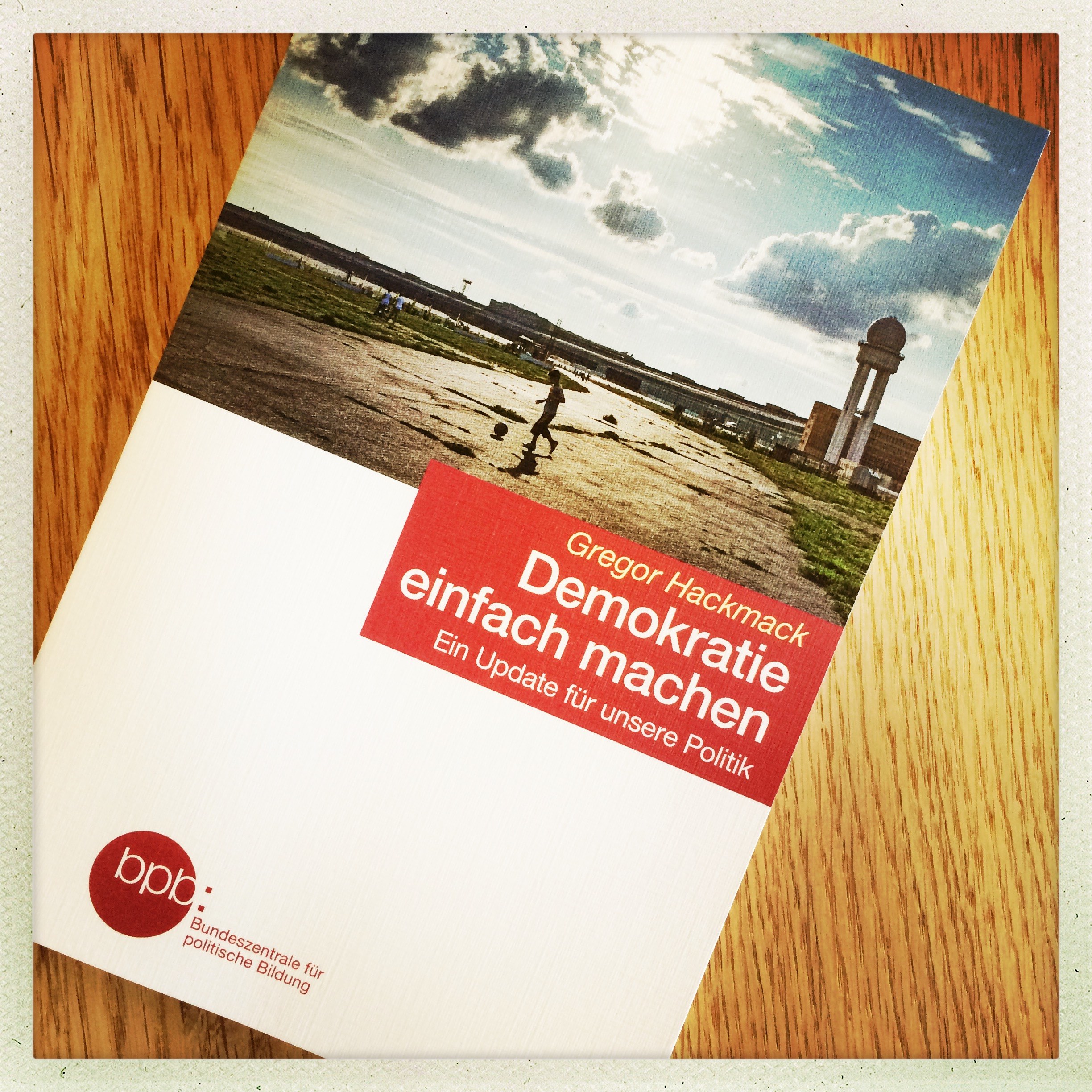Das Buch "Demokratie einfach machen" von Gregor Hackmack ist mein derzeitiger Begleiter Das Buch "Demokratie einfach machen" von Gregor Hackmack ist mein derzeitiger Begleiter
